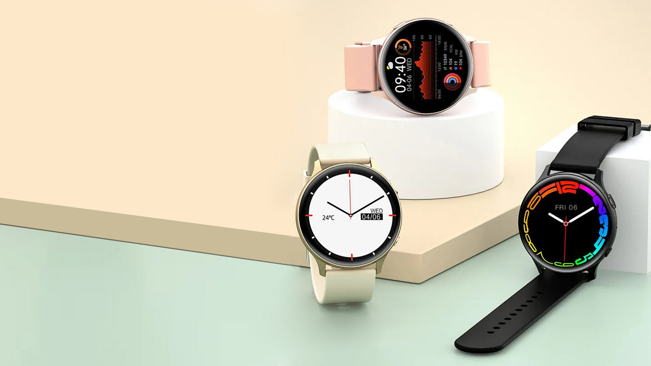 Drei Smartwatches mit unterschiedlichen Designs und Displays, stilvoll arrangiert auf einem hellen Hintergrund mit geometrischen Formen | Blue Chilli Electronics